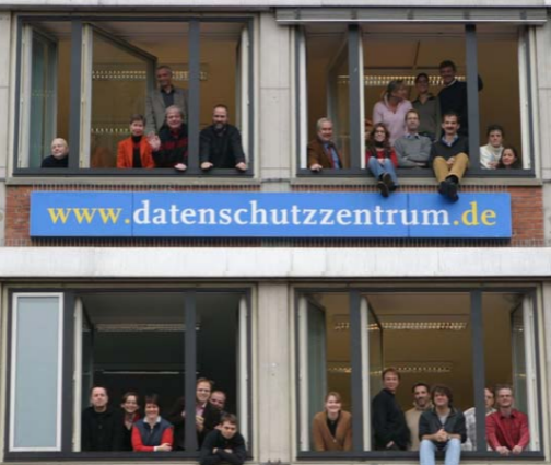 Die meisten Mitarbeiter, die auf diesem historischen Bild zu sehen sind, sind nicht mehr im Haus, spielen aber weiterhin von Außen die Bälle zu.