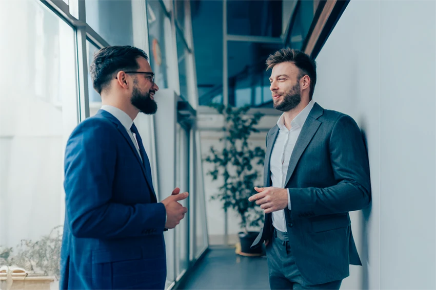 Ein Handschlag zwischen zwei Geschäftspartnern, der das Vertrauen symbolisiert, das durch Informationssicherheit im B2B-Umfeld entsteht.