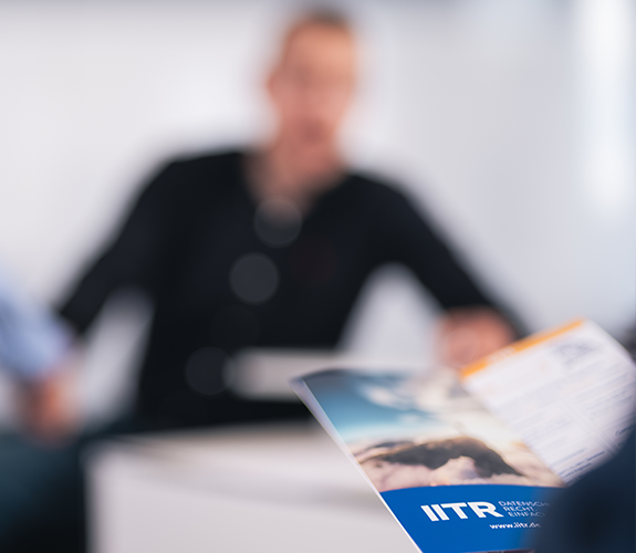 Mann liest IITR-Datenschutz Flyer