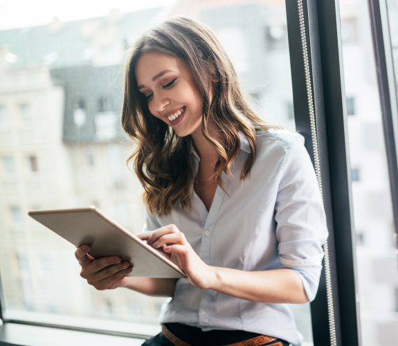 Frau führt Datenschutz-eLearning am Tablet durch