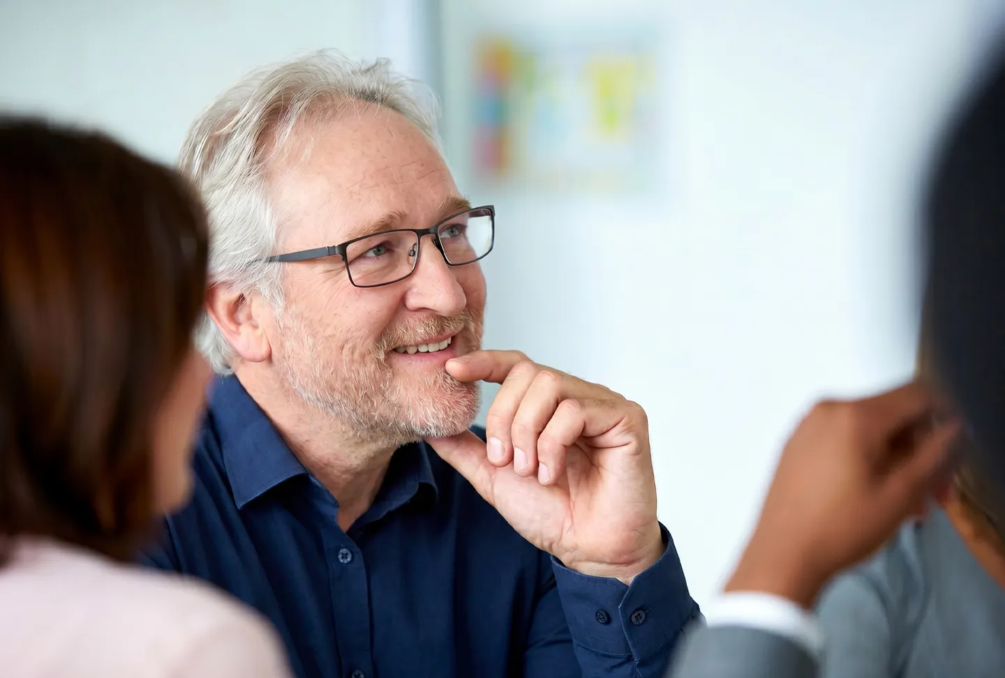 Erfahrener Berater im Gespräch mit Kollegen – persönliche Beratung und professionelle Unterstützung bei der Einführung von Managementsystemen.